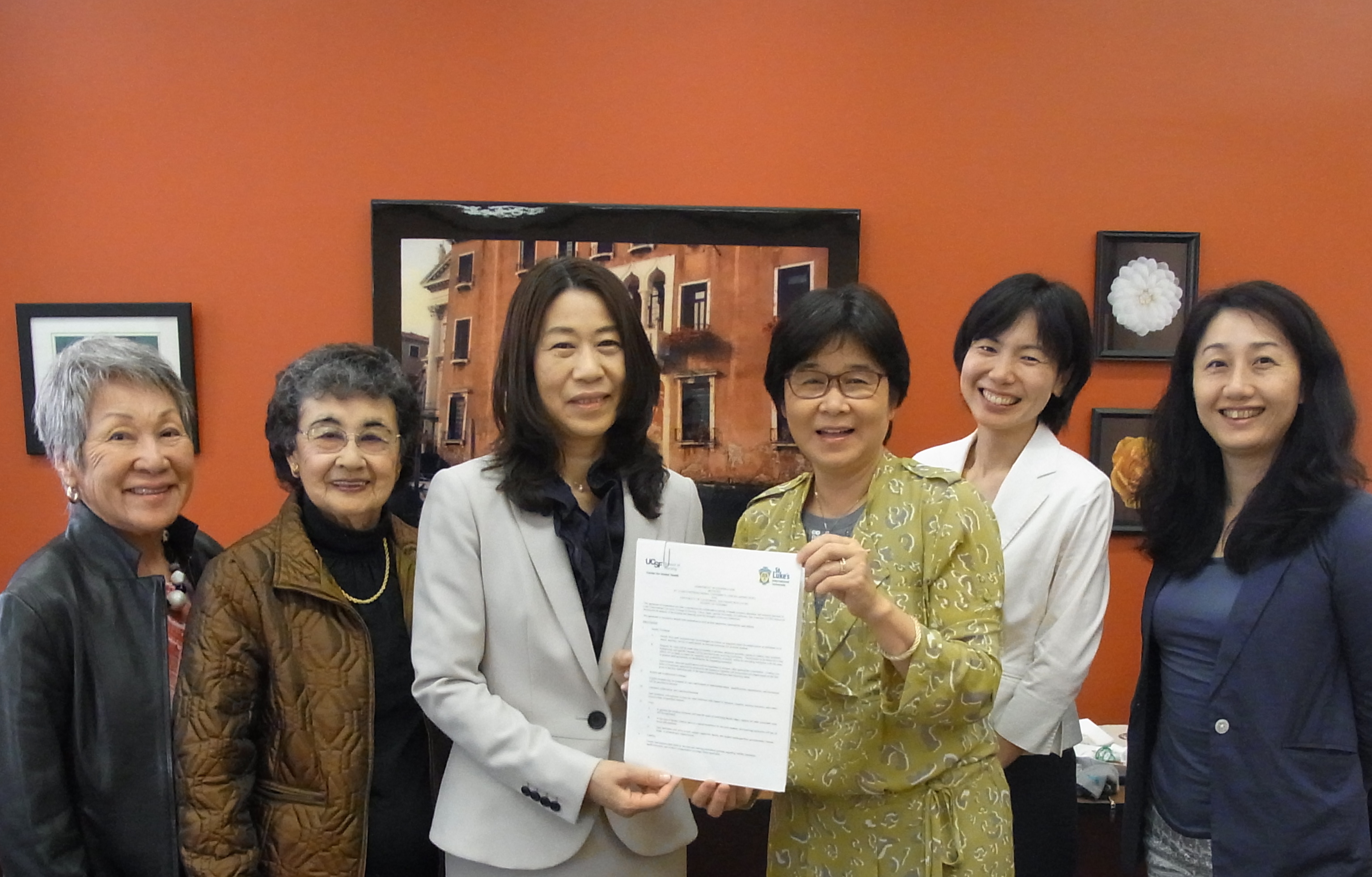Professor Emeriti Furuta and Oda, Dr. Hong, and delegation from Japan pose with the partnership agreement.