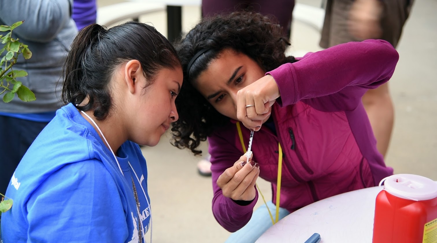 UCSF and DYF volunteer, Celina Trujillo, and participant review methods as part of educational sessions of “Campamento Familiar en Español.” Photo credit: Cristina Frenzel