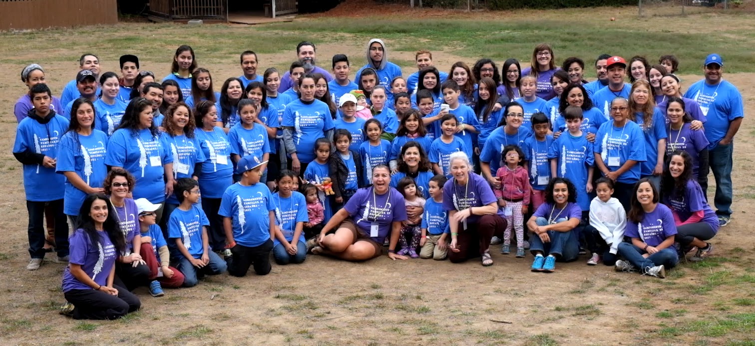 Participants in the “Campamento Familiar en Español” program pose with camp volunteers and family. Photo credit: Cristina Frenzel
