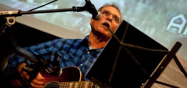 Country Joe McDonald sings an ode to Florence Nightingale (photos by Elisabeth Fall).
