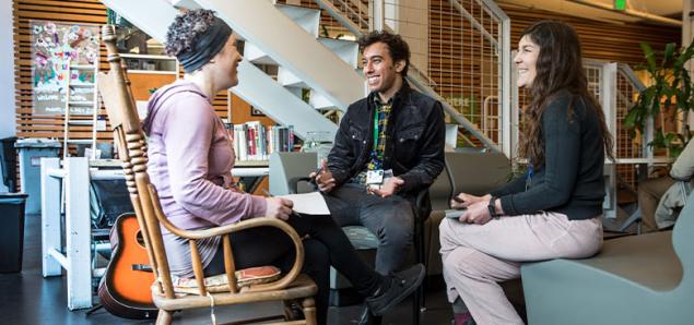Arjun Gokhale (center), a student in the psychiatric mental health nurse practitioner specialty of the UCSF School of Nursing’s Master of Science Program, and Psychiatric Nurse Practitioner Sherri Borden (right) meet with a client at Citywide Focus in San Francisco. (Photo credit: Elisabeth Fall)