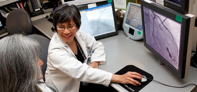 Laura Kee with a student in the UCSF Cardiac Catheterization Lab (photo by Elisabeth Fall)