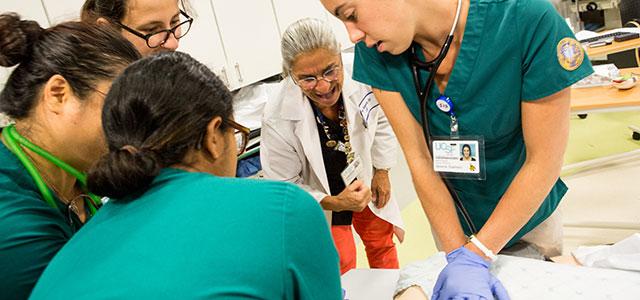 Clinical faculty member Pam Bellefeuille leads a clinical simulation in the UCSF Kanbar Center for Simulation, Clinical Skills and Telemedicine Education (photos by Elisabeth Fall).