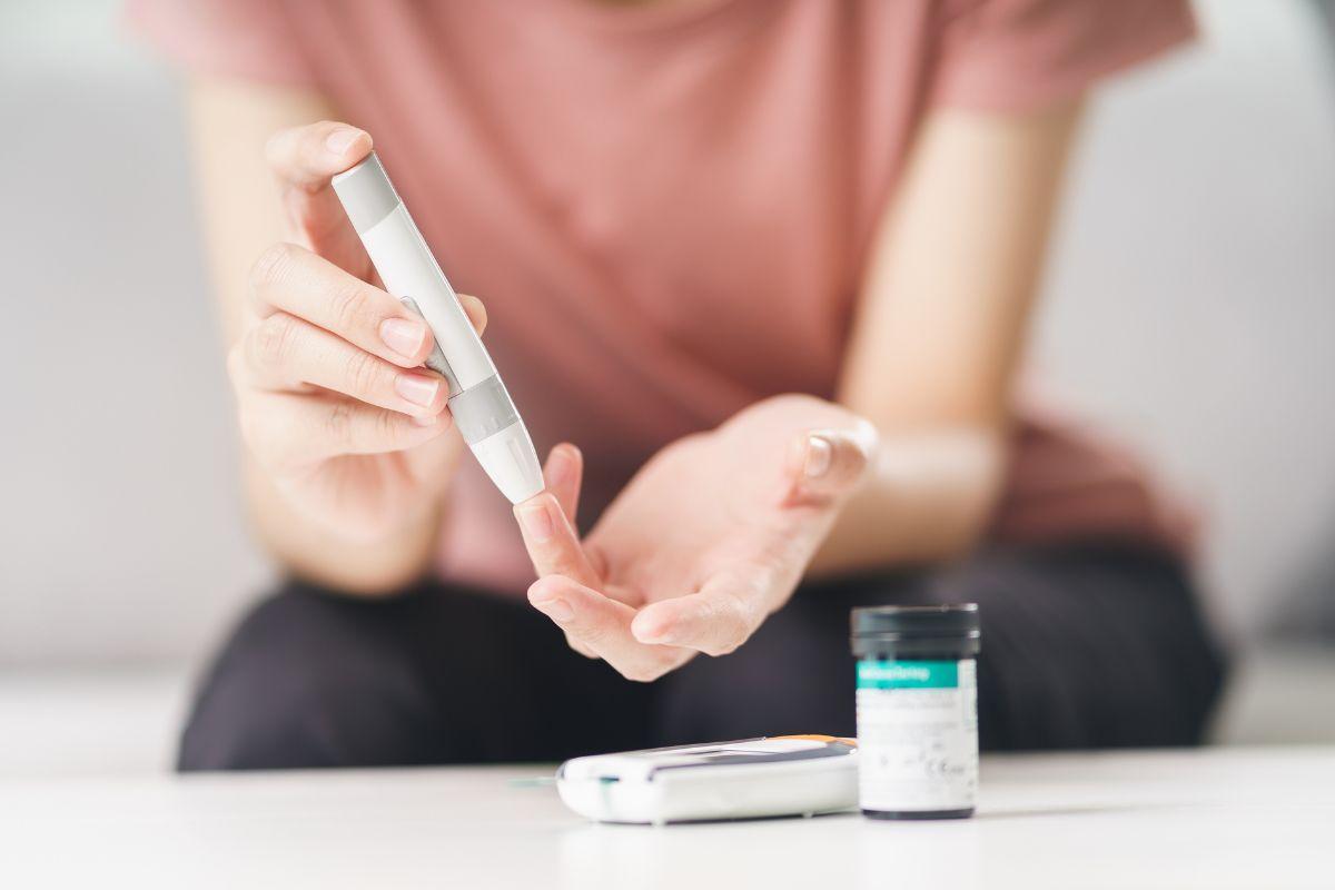 Person using a glucose monitor.