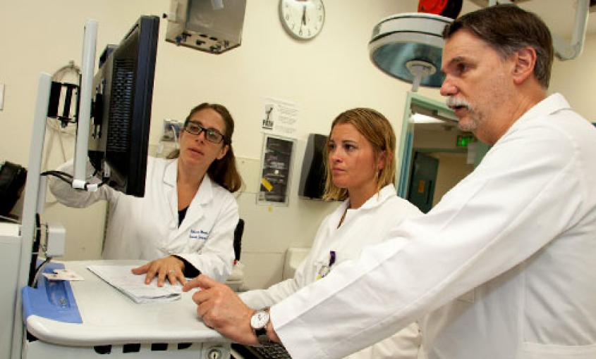Brigid Donovan (center) at San Francisco General Hospital with Rebecca Menza (left) and Bob Mackersie, director of the trauma service (photo by Elisabeth Fall)