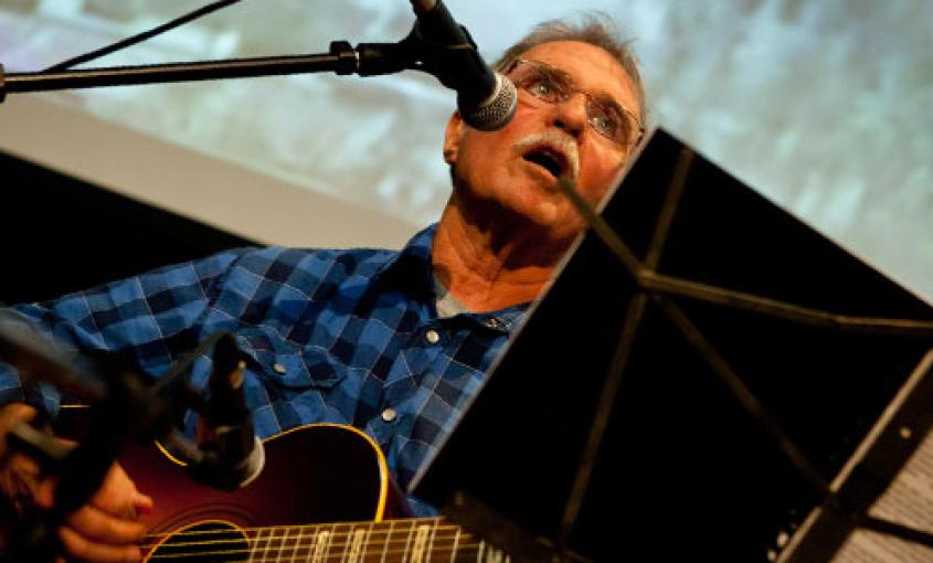 Country Joe McDonald sings an ode to Florence Nightingale (photos by Elisabeth Fall).