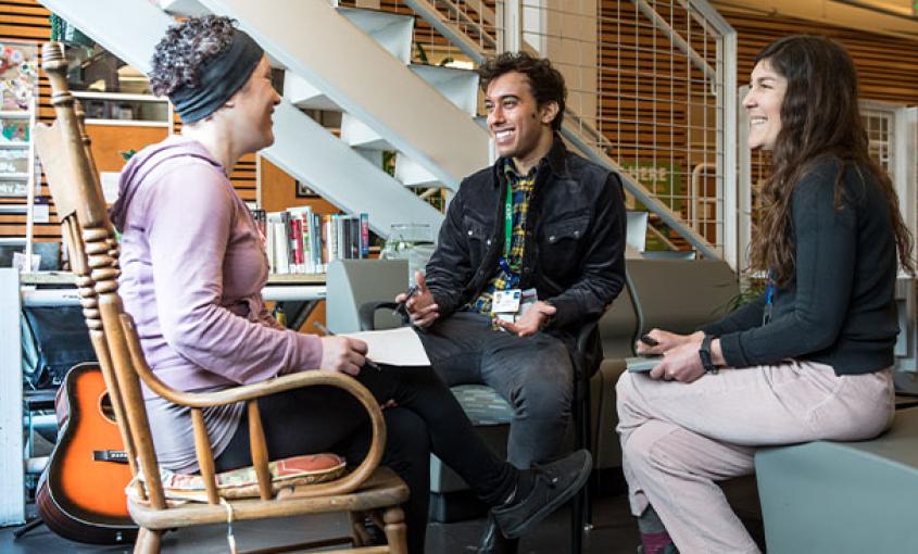 Arjun Gokhale (center), a student in the psychiatric mental health nurse practitioner specialty of the UCSF School of Nursing’s Master of Science Program, and Psychiatric Nurse Practitioner Sherri Borden (right) meet with a client at Citywide Focus in San Francisco. (Photo credit: Elisabeth Fall)
